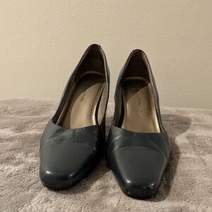 Navy Blue Women's Shoes Size 8.5,    3.5 Inch Heel, Minor Sign Of Wear